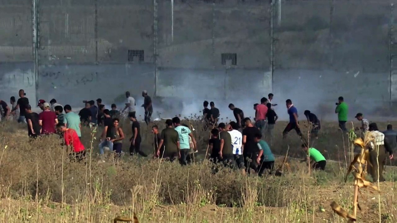 اسرائيل تقصف غزة بعد اشتباكات جرح خلالها عشرات الفلسطينيين