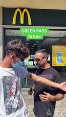 Ce jeune  italien se fait tatouer son QR code Pass sanitaire sur le bras