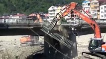Selde hasar gören Ayancık Köprüsü’nün yıkımına başlandı