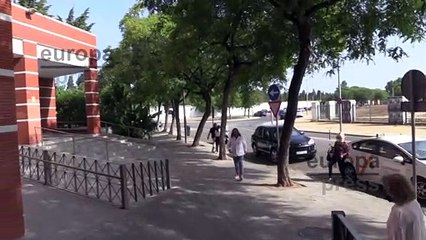 Pepe el Marismeño llega al tanatorio para acompañar a María del Monte tras la muerte de su madre