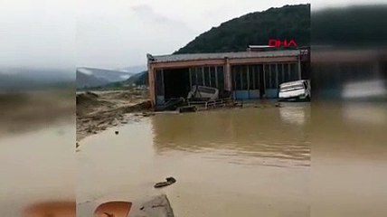 Ayancık'taki selde bir dükkanın yıkılma anı kamerada