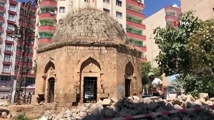 Artuklular döneminden kalan tarihi kümbetin restorasyonu sırasında 3 mezar bulundu