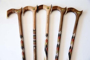 Cumali usta, "Sultan Alparslan" resmiyle süslü bastonlar üretti