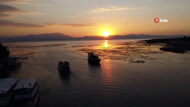 Beyşehir Gölü’nde tur teknelerinin günbatımı gezileri ilgi çekiyor