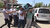 Esenyurt'ta fotoğraf çekmek için çıktığı çatıdan düşerek hayatını kaybeden genç Mardin'de defnedildi