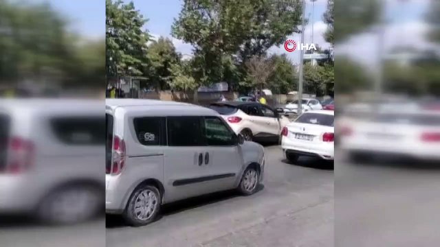 Bahşiş için canlarını hiçe sayan çocukların silecekleri asıldığı anlar kameralara yansıdı
