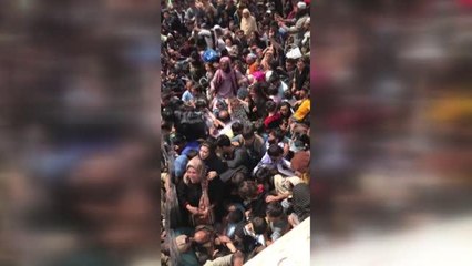 Kabil'i terk etmek isteyen binlerce Afganistanlının giriş kapılarındaki bekleyişi sürüyor