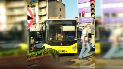70 yaşındaki yolcunun otobüs şoförüne bıçakla saldırdığı anlar cep telefonu kamerasında