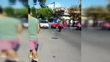 Direksiyona geçen çocuk sürücünün ortalığı birbirine kattığı anlar kamerada