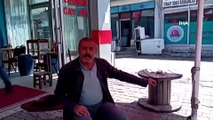 Elleriyle besledikleri karga yanlarından ayrılmıyor