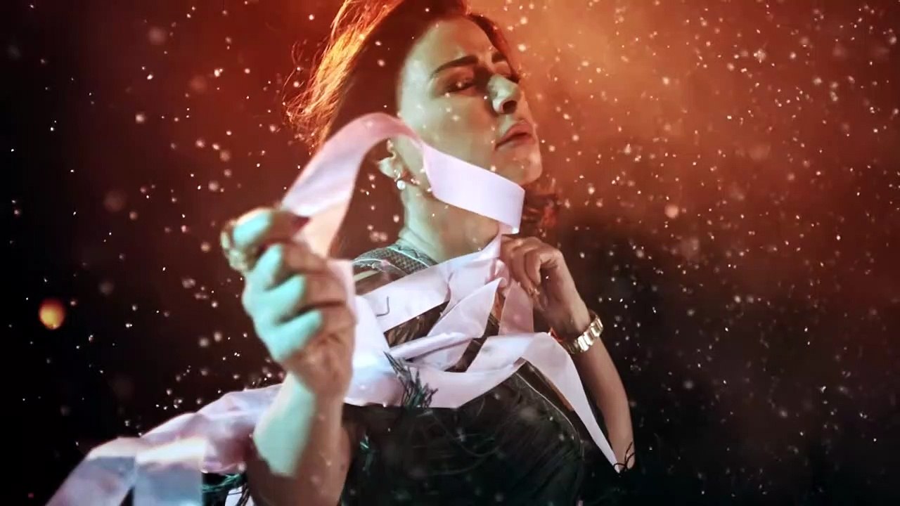 إليسا تحتفل بوصول أغنيتها "ياريت" لـ 100 مليون...