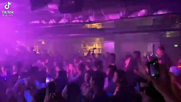 THROWBACK TO TECHNO CLUBS WITH PEOPLE CHEERING, NOW NO MORE LOH