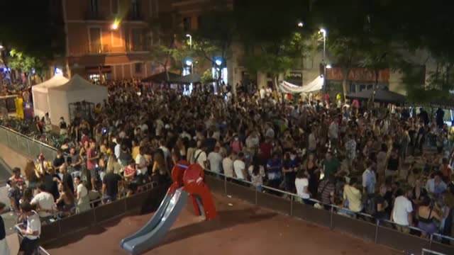 Las calles de Barcelona se llenan de gente sin mascarillas ni distancia de seguridad