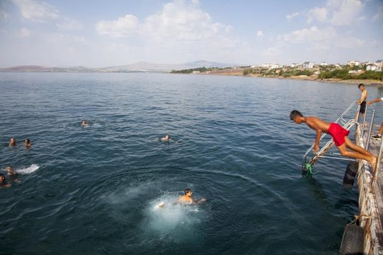 Sağlıklı yaşam için sabahın ilk ışıklarında Van Gölü'nde yüzüyorlar