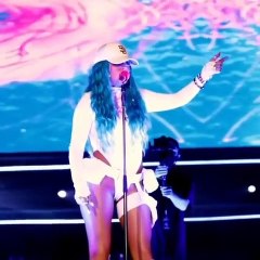 Karol G rompió en llanto mientras interpretaba una canción que escribió para Anuel AA
