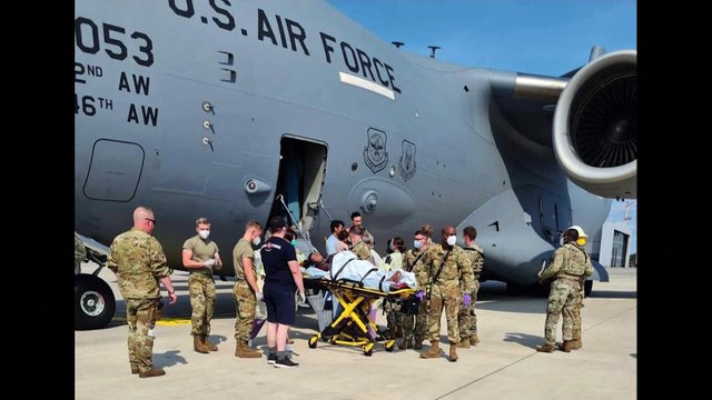 Ελπίδα μέσα στο χάος: Αφγανή γέννησε μέσα στο αεροσκάφος που την μετέφερε μακριά από τον τρόμο