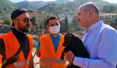 Bakan Soylu, anne köpeğin ekipleri yönlendirmesi sonucu kurtarılan köpeğe 'Bozkurt' ismini verdi