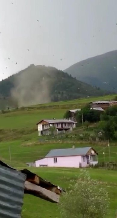 ŞAVŞAT'TA ETKİLİ HORTUM, FIRTINA VE DOLU; ÇATILAR UÇTU, EVLER HASAR GÖRDÜ