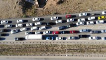43 ilin geçiş güzergahında yoğun trafik: 'Kilit kavşak' havadan görüntülendi