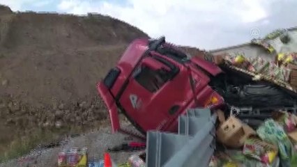 Son dakika haberleri... 2 tırın çarpıştığı kazada 1 kişi öldü