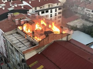 Son Dakika | APARTMANIN ÇATISINDA ÇIKAN YANGIN, İTFAİYE TARAFINDAN SÖNDÜRÜLDÜ