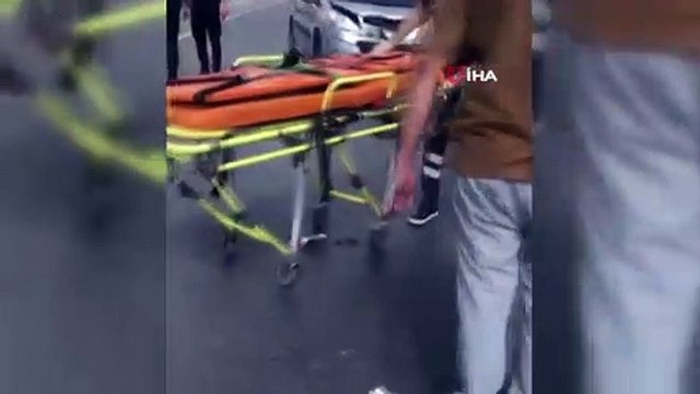 Küçükçekmece hafif ticari araç motosiklete çarptı: 1 yaralı