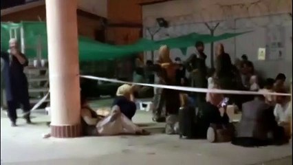 Immersion à l'intérieur de l'aéroport de Kaboul où les civils tentent de fuir