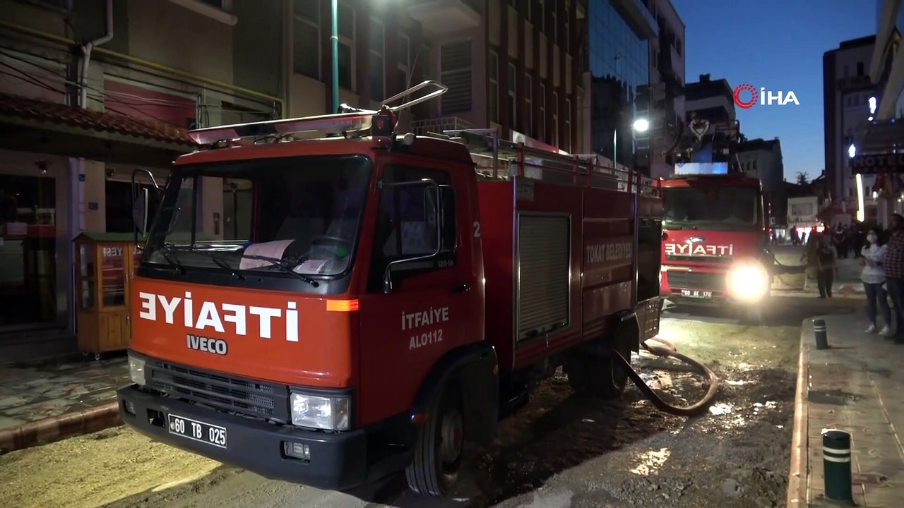 Çatının yanışını gözyaşlarıyla izlediler