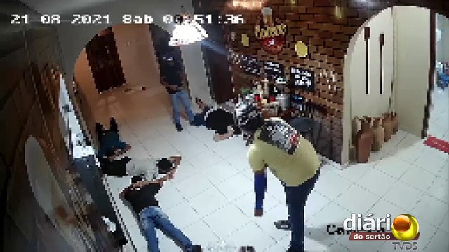 Dois bandidos armados rendem empresário e funcionários de bar e fazem arrastão em Sousa