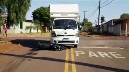 Download Video: Motociclista fica ferido em colisão com caminhão no Bairro Cataratas