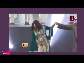 حسين الجسمي ينقذ أحلام من موقف محرج على المسرح ... شاهدوا ماذا فعل !