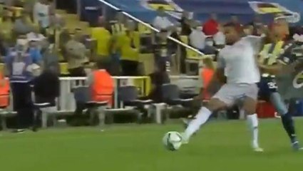 Fenerbahçe'nin Antalyaspor'a attığı gol geçersiz sayılınca taraftarlar çılgına döndü! Maçın yan hakemine tepki yağıyor