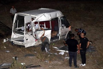 OTOMOBİL İLE ÇARPIŞAN MİNİBÜS ŞARAMPOLE DEVRİLDİ 4 YARALI