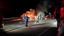 Tokat'ta bariyerlere çarpan otomobil alev aldı: 3 yaralı
