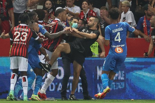 OGC Nice - OM : Payet envoie une bouteille sur les supporters, ils envahissent la pelouse!