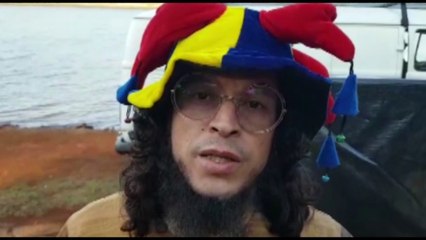 Artista de rua é abordado por forças de segurança e apresentação é interrompida