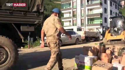Mehmetçik afet bölgesinde yaraları sarmaya yardım ediyor
