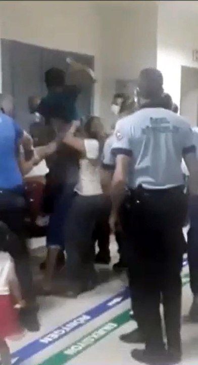 'Çocuğun kolunu acıttı' diyerek hemşireleri darbettiler