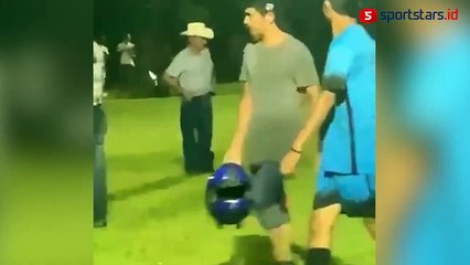 Wasit Sepak Bola Ini Keluarkan Pistol saat Pimpin Pertandingan