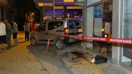 Dükkanın önünde otururken kazada savrulan otomobilin altında kaldı