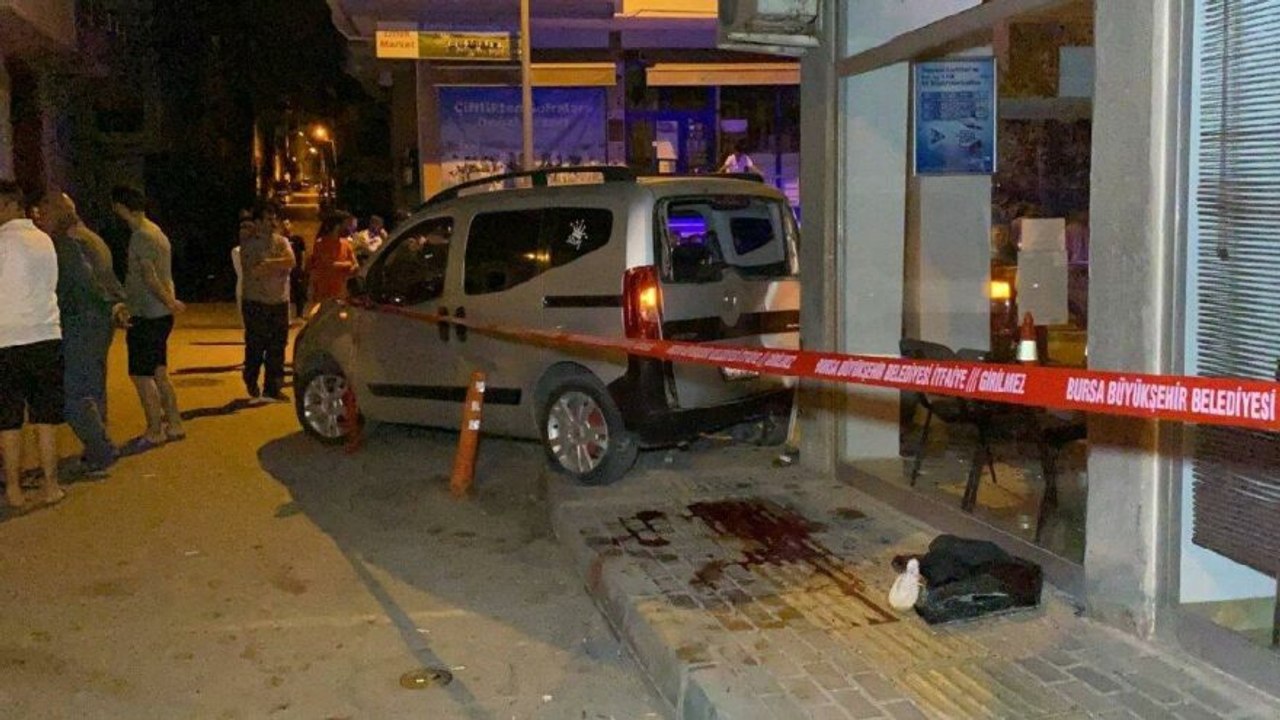 Dükkanın önünde otururken kazada savrulan otomobilin altında kaldı