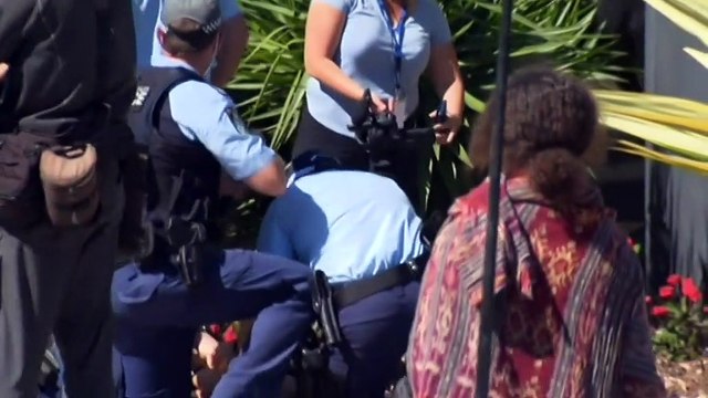 NSW and Qld residents protest against state border restrictions