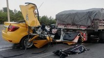 İzmir’de ticari taksi tıra ok gibi saplandı: 1 ölü, 2 ağır yaralı