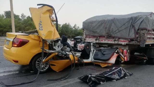 İzmir’de ticari taksi tıra ok gibi saplandı: 1 ölü, 2 ağır yaralı