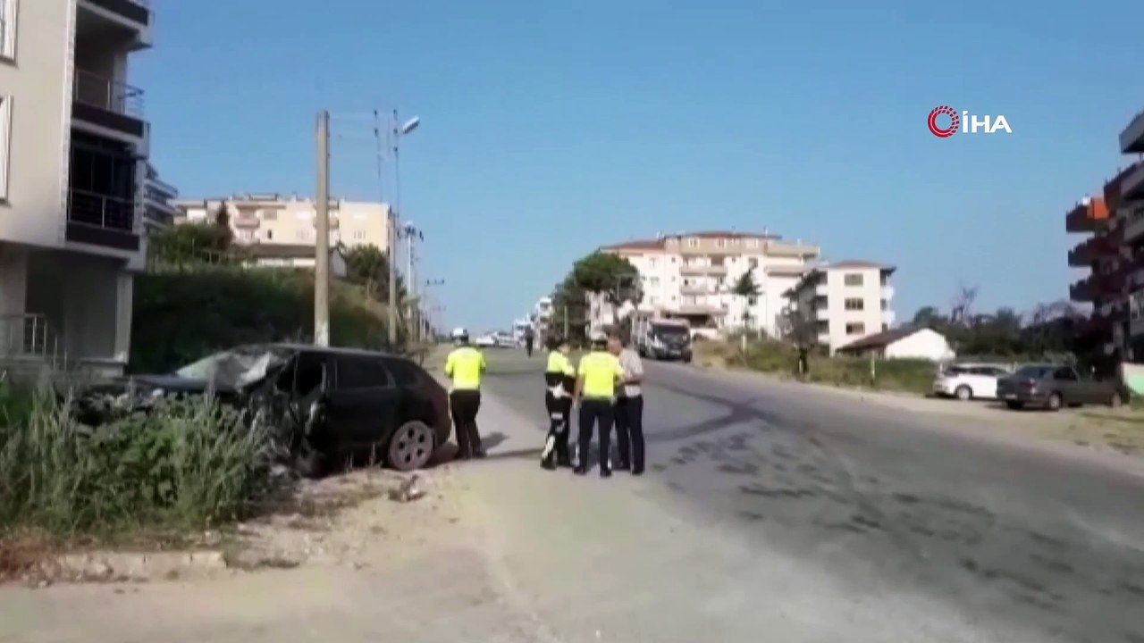 Direksiyon hakimiyetini kaybedip direğe çarpan sürücü hayatını kaybetti