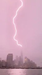 La foudre frappe le One World Trade Center avant que l'ouragan Henri ne touche terre
