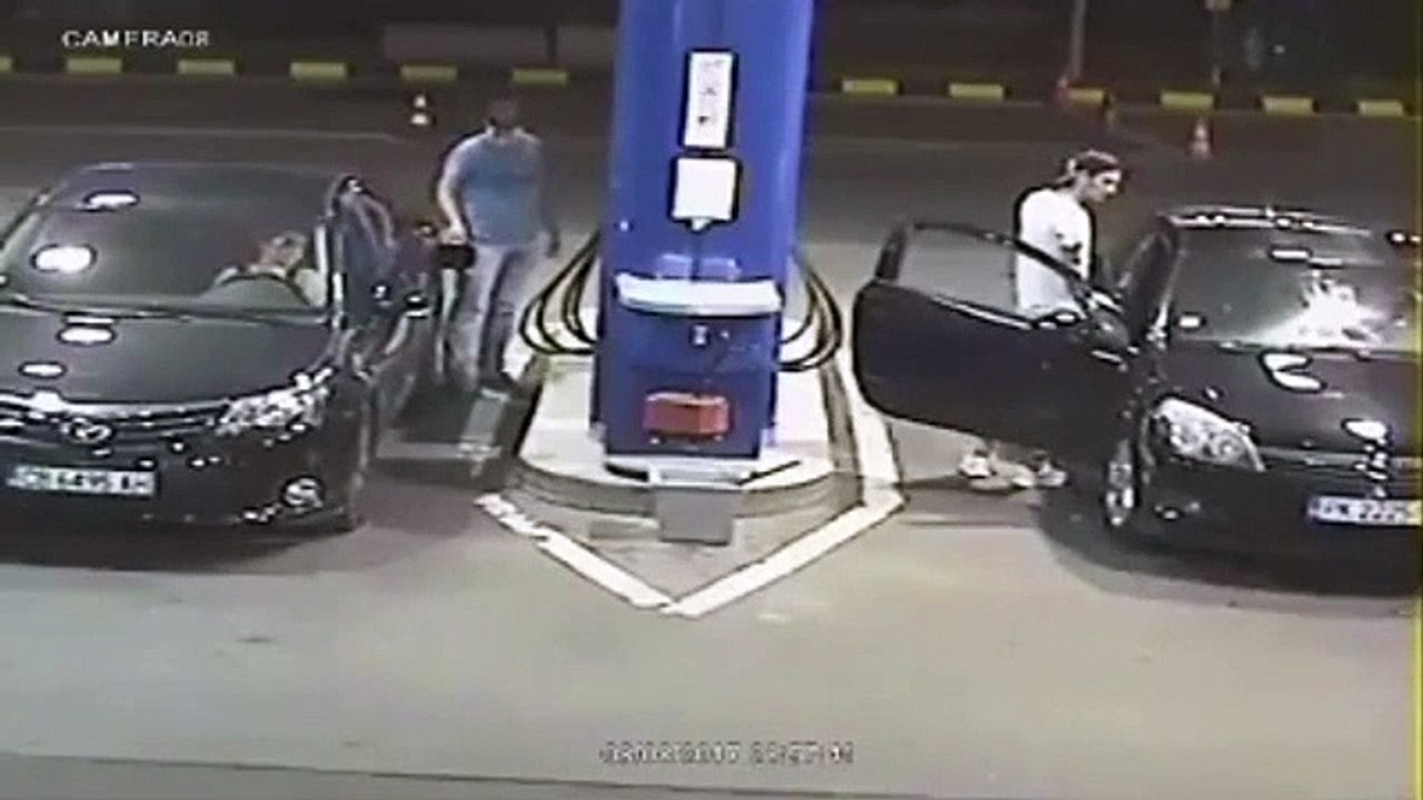 Une personne fume dans une station service, le gérant l'enfume avec son extincteur