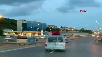 İstanbul'da otomobilin tavanında ölümüne yolculuk