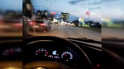 Bursa’da canlarını hiçe saydılar.. Gençlerin hızla akan trafikte yolun karşısına geçmeye çalıştıkların anlar kamerada