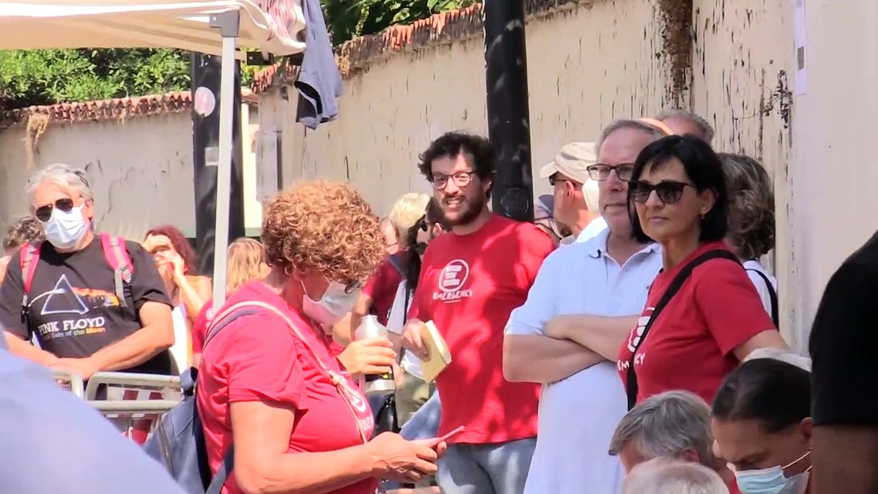 Gino Strada, lunghe code alla camera ardente. Emergency: "Questa è la sua eredità"